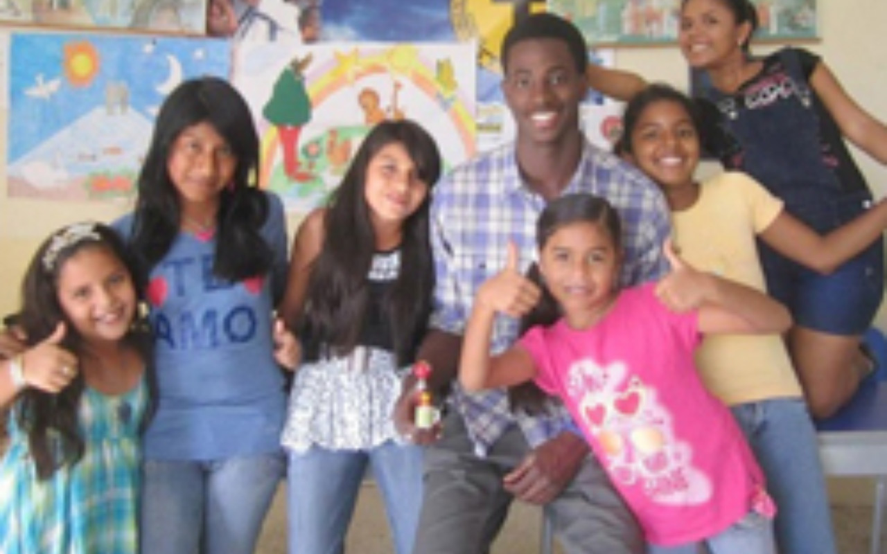 Gabriel Parker (UW-Madison Posse 2) with WorldTeach students in Manta, Ecuador.