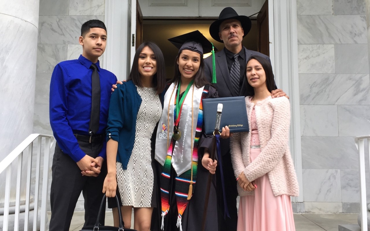 Yuliana López (center) with her family at Middlebury's 2018 commencement.