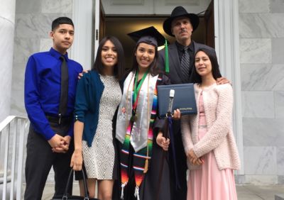 Yuliana López (center) with her family at Middlebury's 2018 commencement.