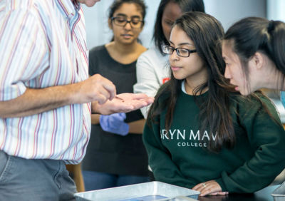 Biology professor Peter Brodfeuhrer, the Posse STEM immersion program director, directs a laboratory activity for Bryn Mawr Posse Scholars. (Photo courtesy of Bryn Mawr College)